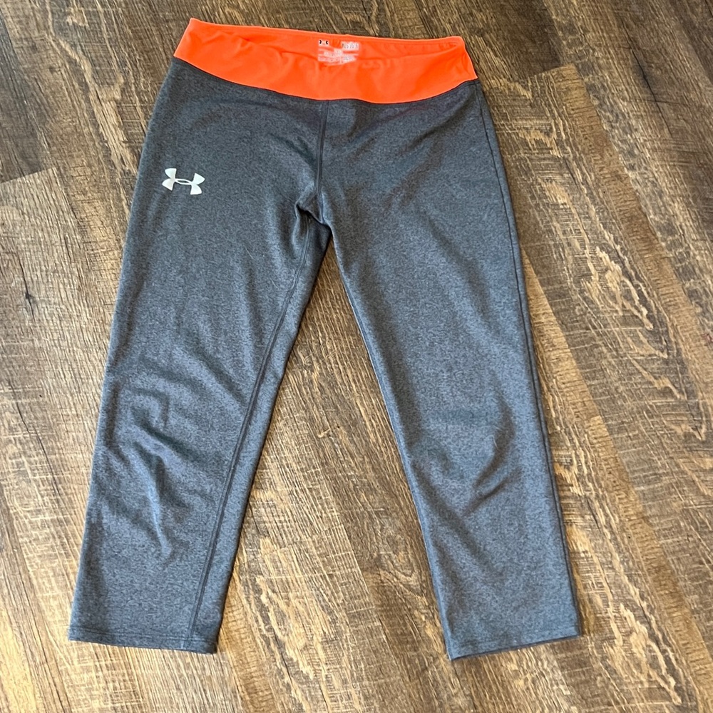 Under Armor short length leggings Girls size LARGE